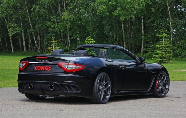 Кабриолет Maserati на фоне леса