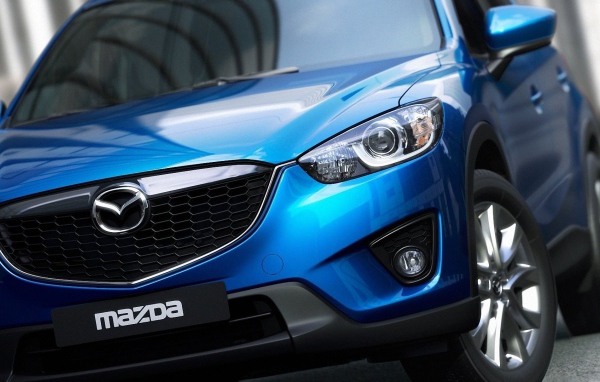 Голубой автомобиль Mazda CX-5