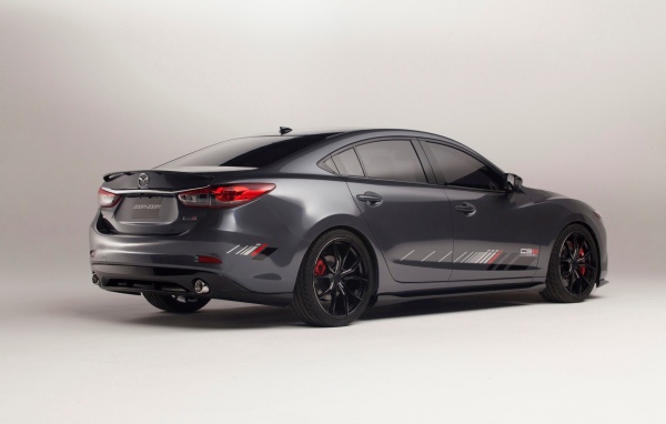 Концепт Mazda CS6 черного цвета