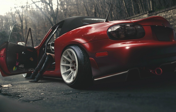 Красная Mazda Miata MX-5