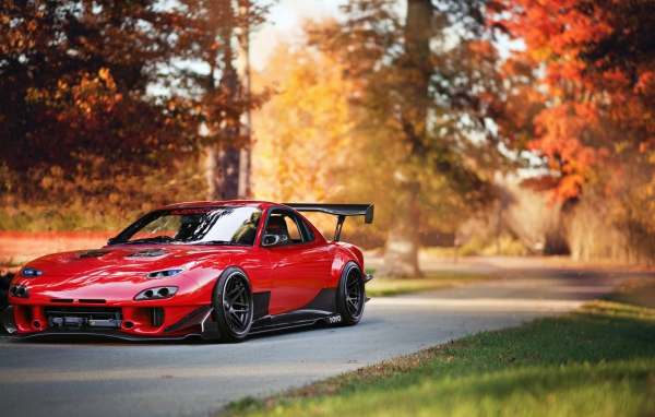 Красная Mazda RX-7
