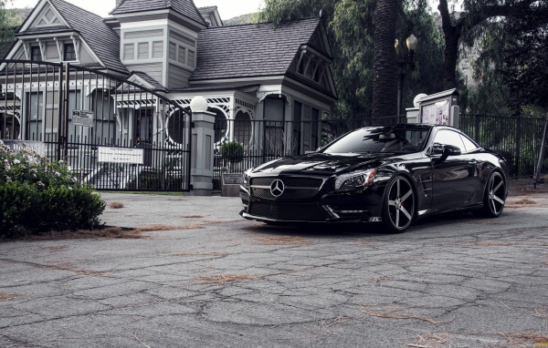Черный Мерседес у ворот виллы