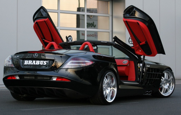 Черный Mercedes с открытыми дверями