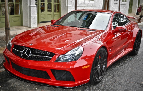 Ярко красный Mercedes-Benz SL65 AMG