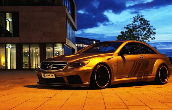 Автомобиль Mercedes-Benz золотого цвета