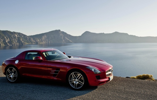 Красный Mercedes SLS на берегу озера
