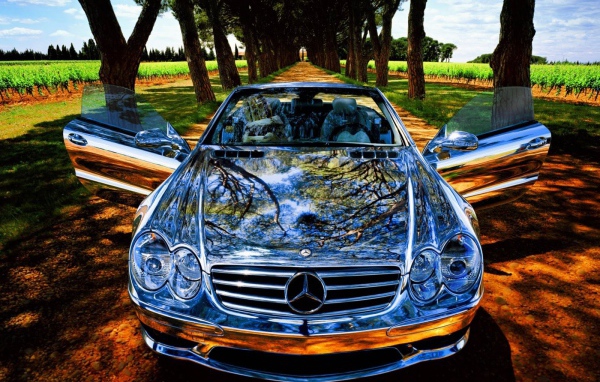 Блестящий спортивный Мерседес на аллее
