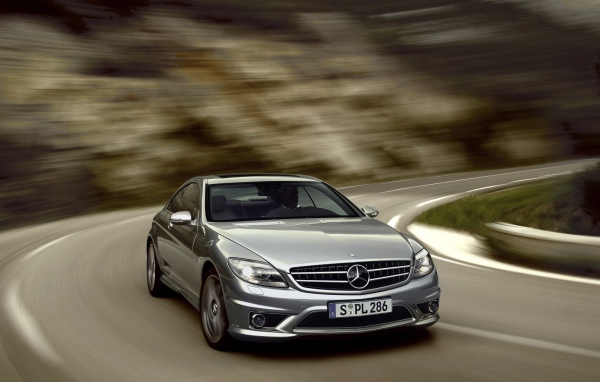 Серебристый Mercedes на загородном шоссе