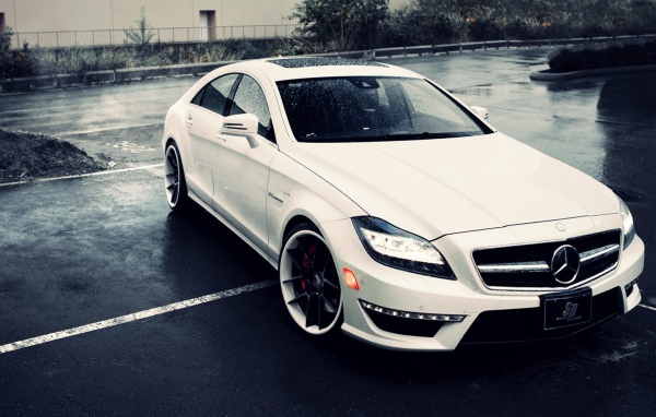 Белый супер автомобиль Mercedes-Benz