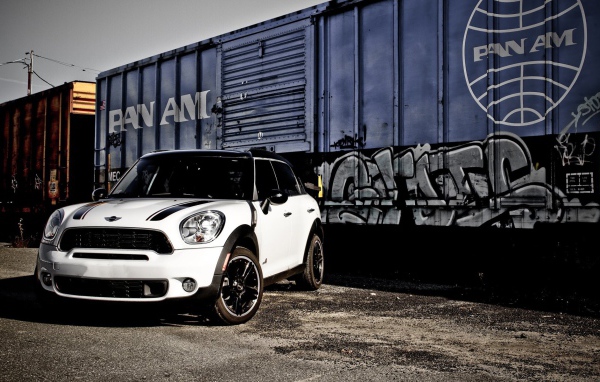 Белый Mini Cooper возле железной дороги