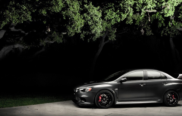 Черный Mitsubishi Lancer Evo X в ночи