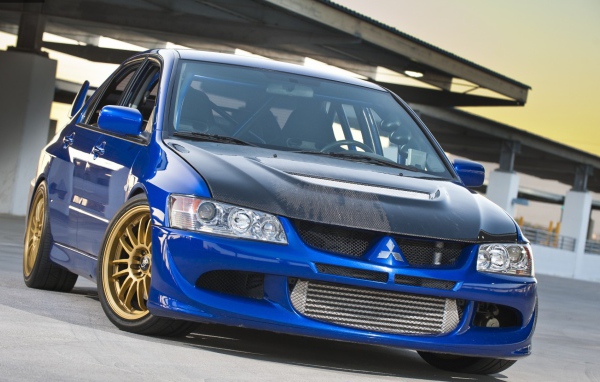 Голубой спортивный Mitsubishi Lancer Evolution IX