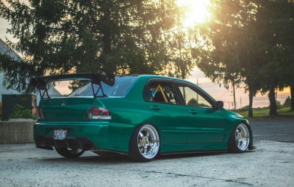 Темно зеленый Mitsubishi Lancer Evolution IX