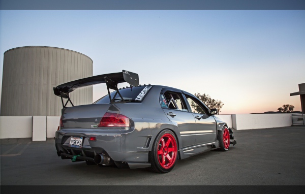 Серый автомобиль Mitsubishi Lancer Evo X