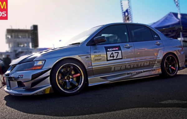 Серый спортивный Mitsubishi Lancer Evo X