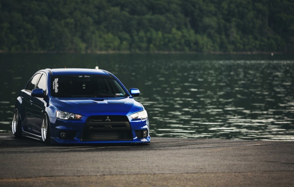 Mitsubishi Lancer Evo X голубого цвета у водоема