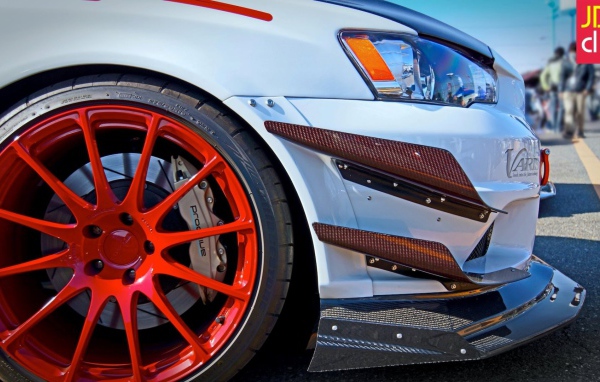Оранжевый диск автомобиля Mitsubishi Lancer Evo X