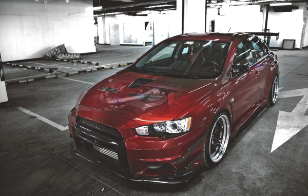 Красный Mitsubishi Lancer Evolution X