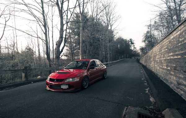 Красный автомобиль Mitsubishi Lancer Evo X
