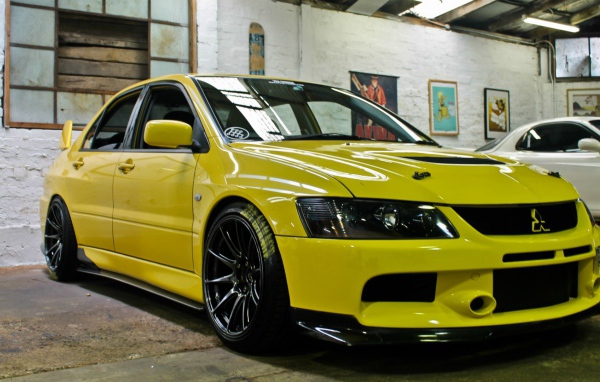 Желтый Mitsubishi Lancer Evolution