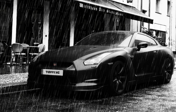 Черный Nissan GT-R под дождем