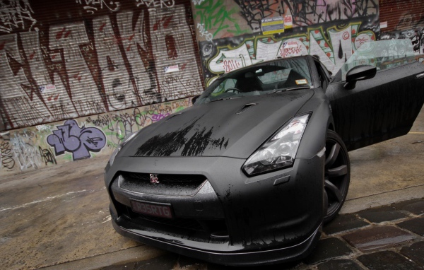 Черный Nissan GT-R с открытой дверью