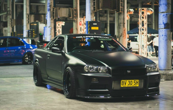 Черный Nissan Skyline GTR R34
