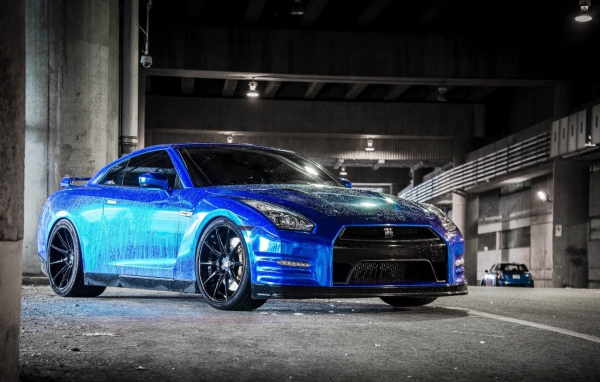 Синий автомобиль Nissan GT-R