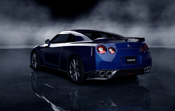 Дорогой синий автомобиль Ниссан