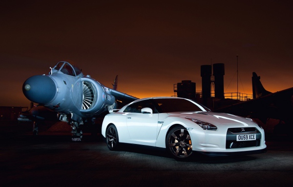 Истребитель и белый Nissan GT-R