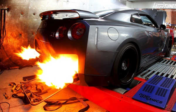 Огненный выхлоп автомобиля Nissan GT-R