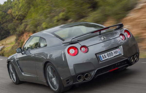Серый Nissan GT-R на дороге