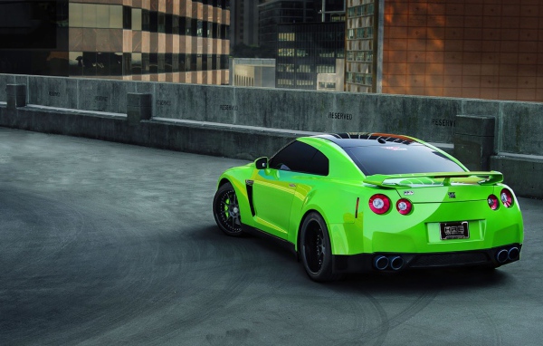 Зеленый Nissan GT-R на гоночной трассе