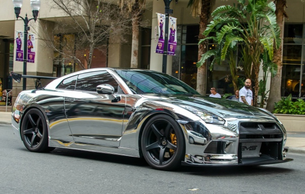 Зеркальный Nissan GT-R