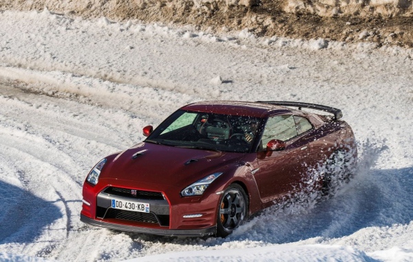 Дрифт красного Nissan по снегу