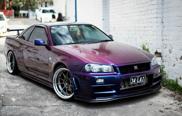 Фиолетовый Nissan Skyline GT-R