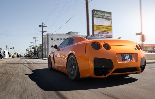 Стремительный японский Nissan GT-R