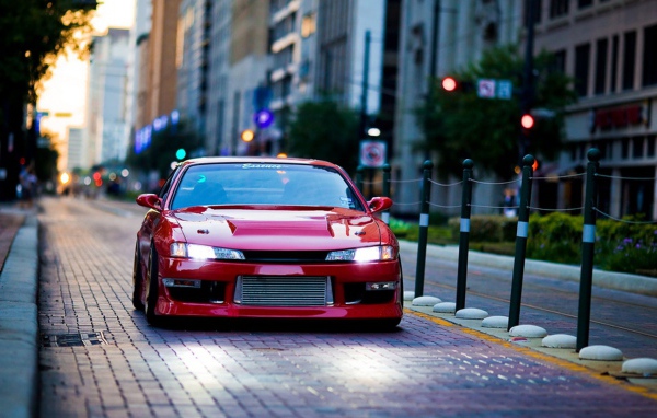 Красный Nissan GT-R на городской улице