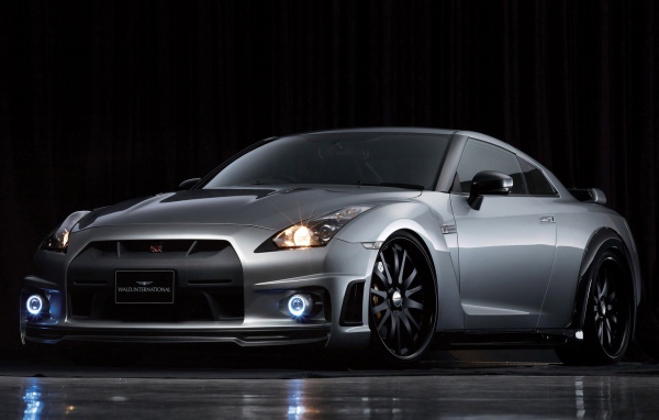 Серебристый автомобиль Nissan GT-R R35