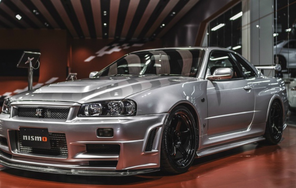 Серебристый автомобиль Nissan Skyline GT-R Nismo