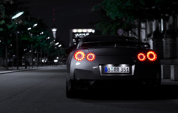 Стоп сигналы автомобиля Ниссан