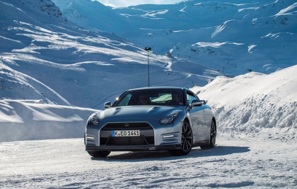 Испытание автомобиля Nissan в горах