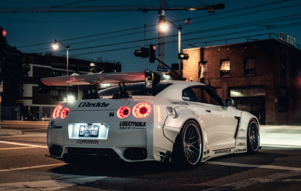 Белый Nissan GT-R