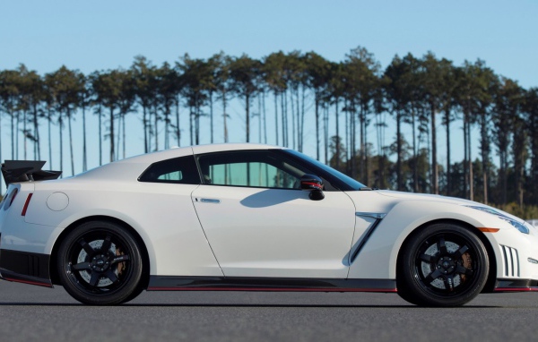 Белый Nissan GT-R на фоне деревьев