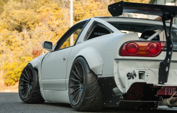 Белый спортивный Nissan 380SX