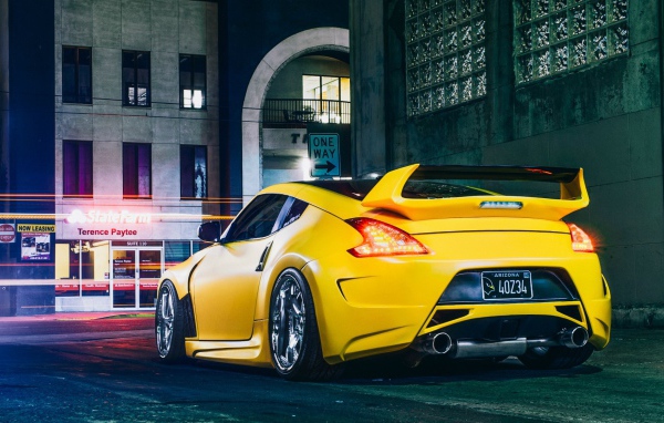 Желтый Nissan 370Z