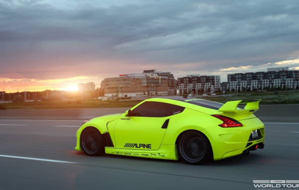 Желтый Nissan 370Z на дороге