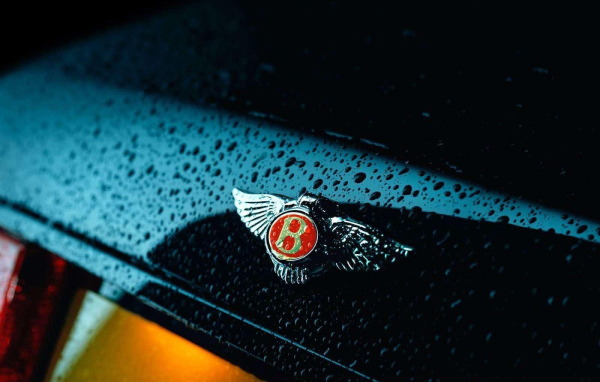 Знак на мокром автомобиле