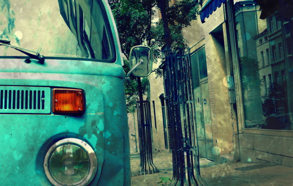 Ретро автомобиль на старой улице