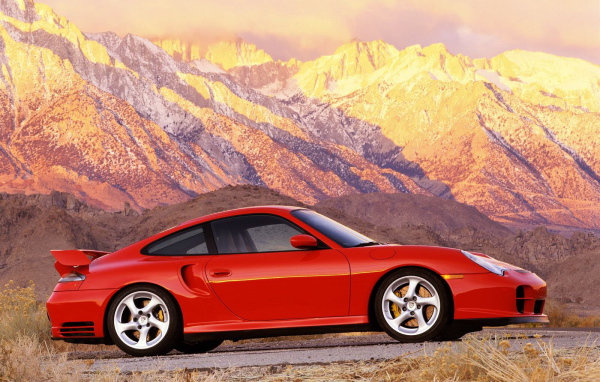 Красный автомобиль на фоне гор